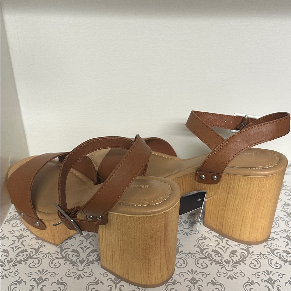 Universal Thread Brown Wedges - Picture 3 of 5